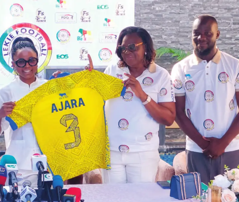 Nchout Ajara Njoya et des dirigeants de Lekié FF présentent un maillot jaune floqué Ajara numéro 3.