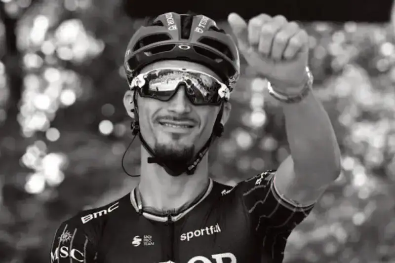 Julian Alaphilippe met fin à treize ans de carrière, à 34 ans.