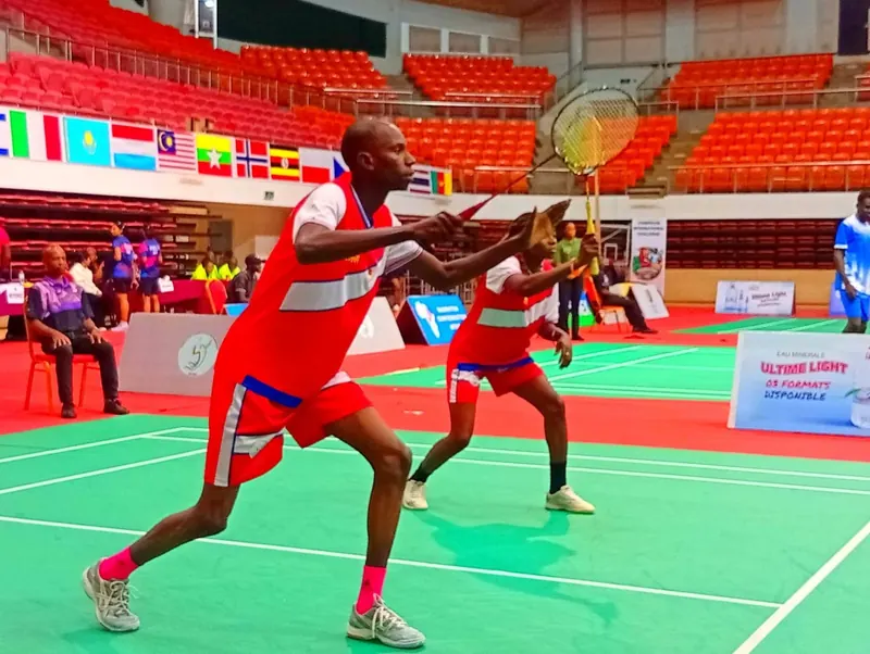 Une paire de badiste en tenue rouge en plein échange lors d’un tournoi international à Yaoundé.