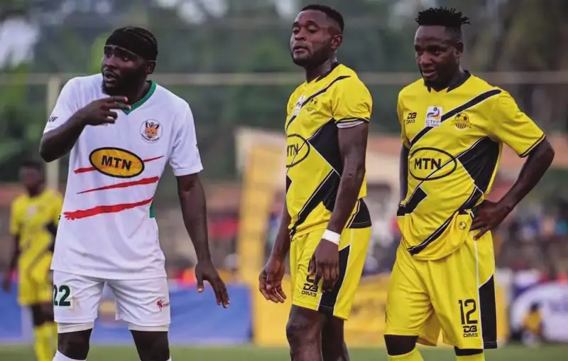 Des joueurs d’Union d’Abong-Mbang et de Stade Renard de Melong sur la pelouse du stade municipal de Bertoua.