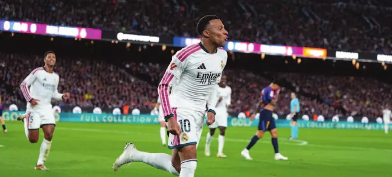 Kylian Mbappé célèbre un but sous le maillot blanc du Real Madrid.
