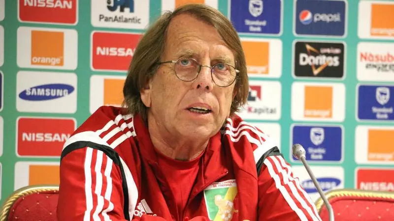 Claude Le Roy en conférence de presse, en survêtement des Diables rouges du Congo.
