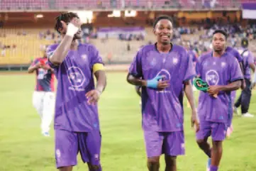 Des joueurs de Colombe, en maillot violet, sur la pelouse du stade Ahmadou-Ahidjo.