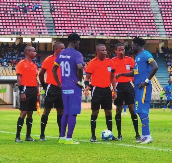 Les capitaines de Colombe et de Teungueth FC avec le corps arbitral avant le match retour au stade Ahmadou-Ahidjo.