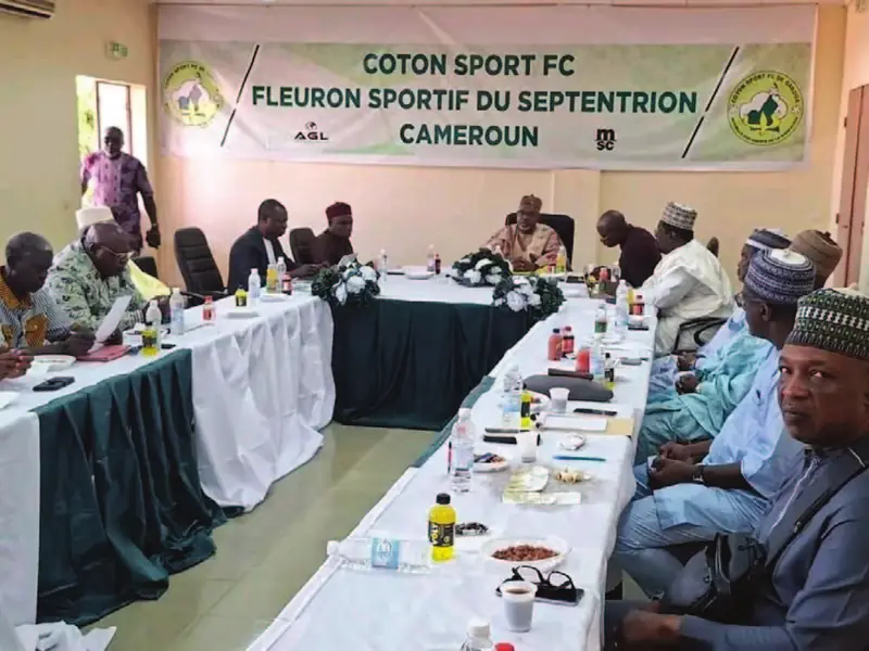 Les dirigeants de Coton Sport FC réunis autour d’une table en assemblée générale.
