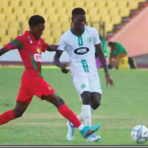 Un joueur de Canon de Yaoundé à la lutte avec un joueur de Coton Sport au stade Roumdé Adjia.