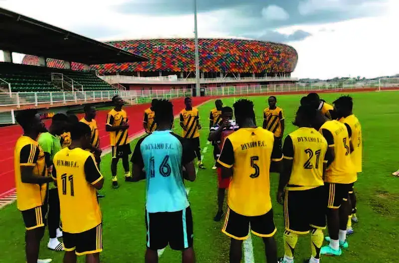 Des joueurs de Dynamo de Douala sur une pelouse.