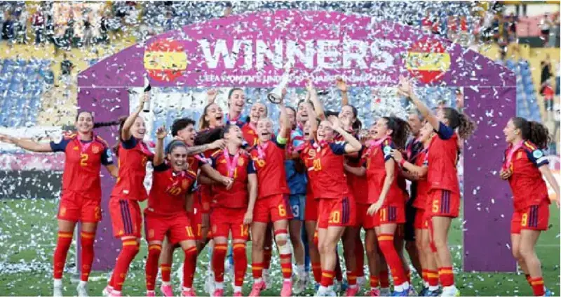 Les U19 espagnoles, sacrées championnes d'Europe pour la cinquième fois de rang.