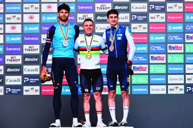 Remco Evenepoel sur le podium des Mondiaux du contre-la-montre.