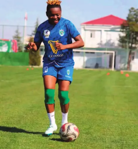 Une joueuse de Lekié FF en maillot bleu à l’entraînement.