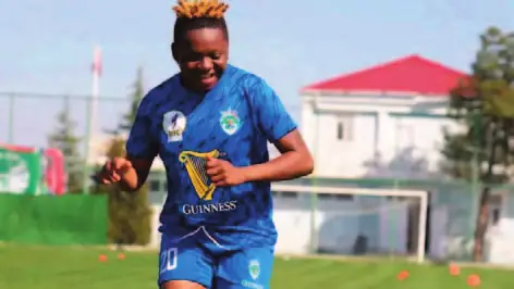 Une joueuse de Lekié FF en maillot bleu à l’entraînement.