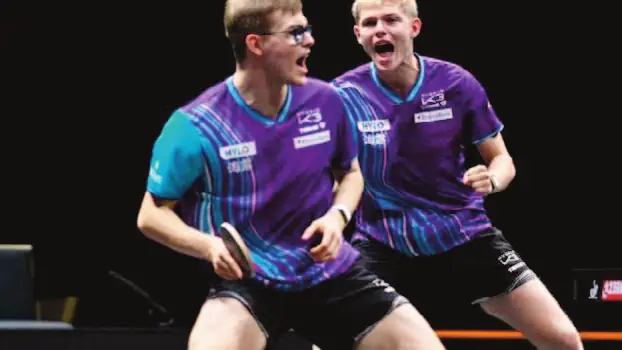 Alexis et Félix Lebrun célèbrent un point en double.