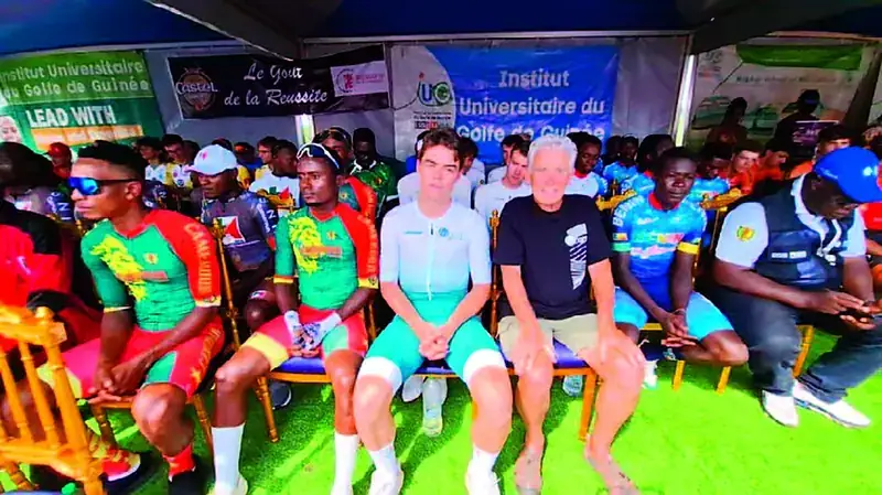 Officiels et coureurs à la présentation des équipes de la 26e édition.