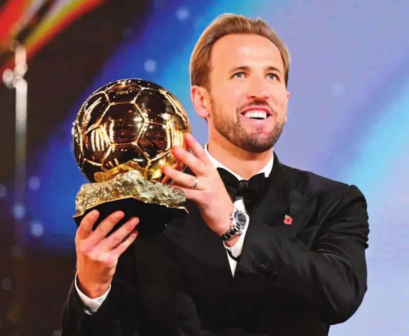 Harry Kane, en smoking, brandit le Ballon d’or.