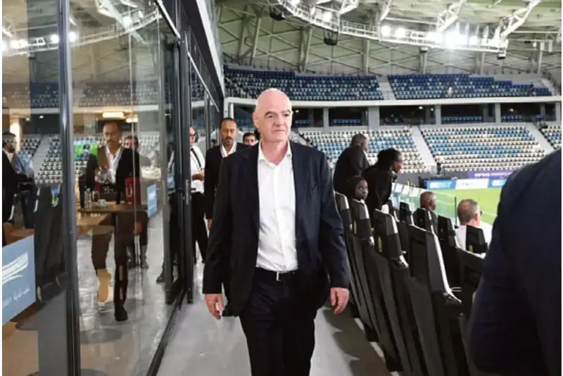 Une quarantaine d'associations de supporters réclament la démission du président de la FIFA.