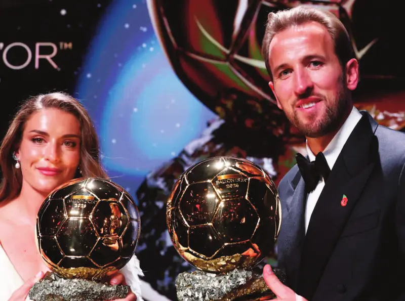 Alexia Putellas et Harry Kane posent avec leurs Ballons d’or.