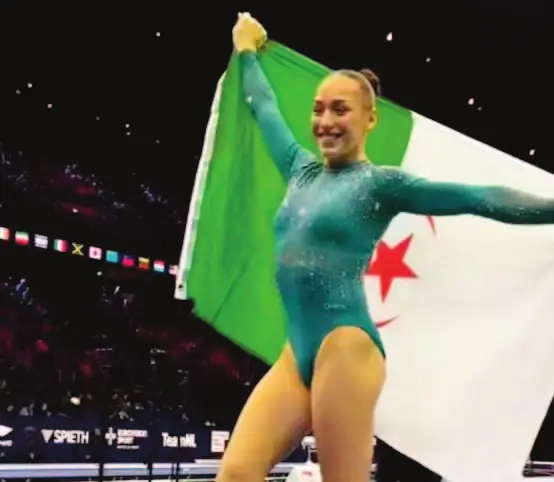 Kaylia Nemour brandit le drapeau algérien.