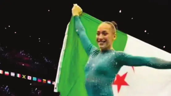 Kaylia Nemour brandit le drapeau algérien.