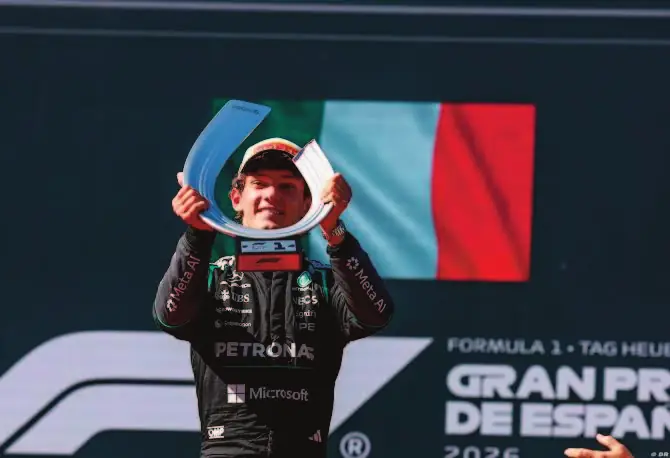 Kimi Antonelli, combinaison Mercedes, célèbre sur un podium de Formule 1.