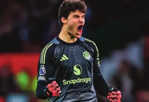 Senne Lammens, gardien de Manchester United, en maillot vert.