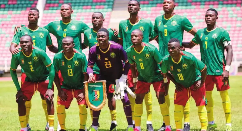 Les Lionceaux indomptables U20 posent en photo d’équipe.
