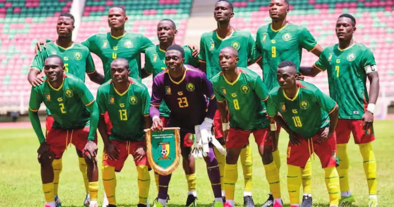 Les Lionceaux indomptables U20 posent en photo d’équipe avant le match.