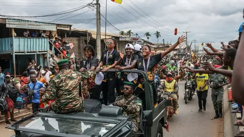 Les championnes d'Afrique paradent avec leur trophée dans les rues de Yaoundé.