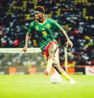 Un joueur des Lions indomptables conduit le ballon.