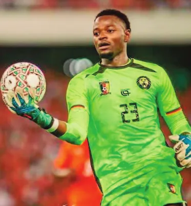 Un gardien des Lions indomptables, ballon en main.