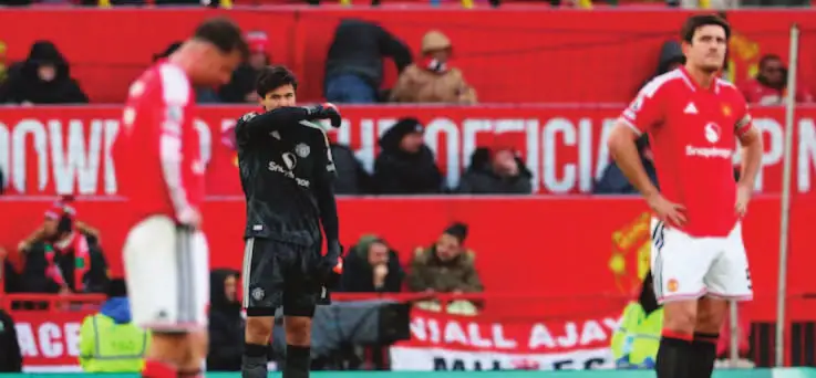 Des joueurs de Manchester United dépités sur la pelouse d’Old Trafford.