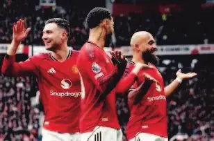 Les joueurs de Manchester United célèbrent un but.