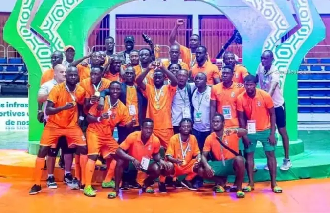 L’équipe de Côte d’Ivoire de maracana pose avec ses médailles d’or.