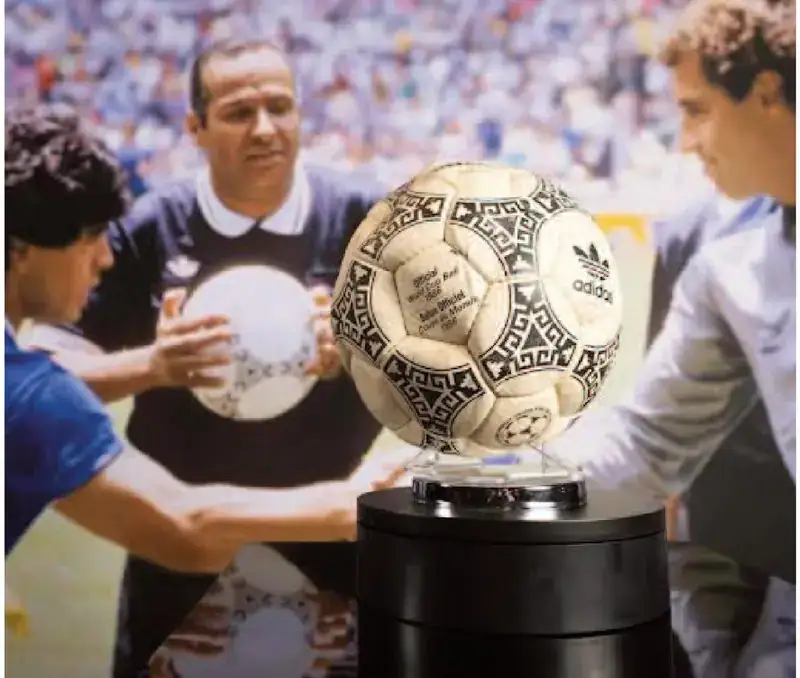 Le ballon de la « main de Dieu » a changé de mains pour la deuxième fois en quatre ans.