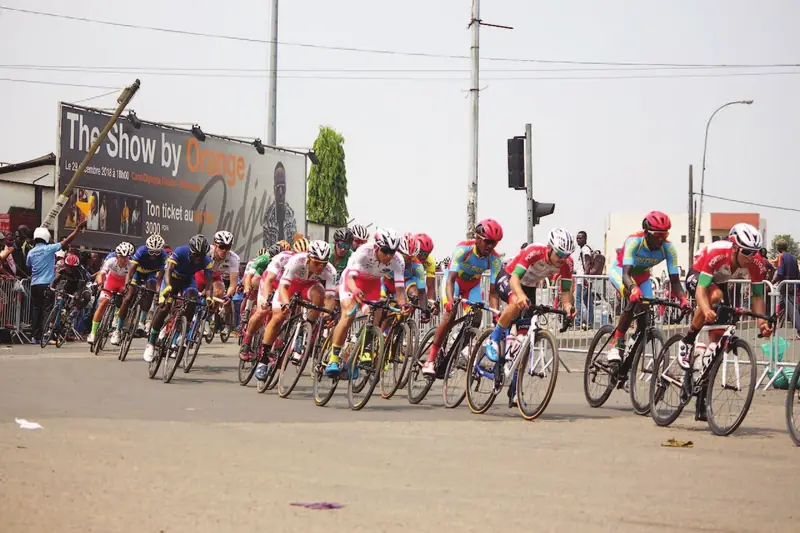 Un peloton de cyclistes dans une course sur route au Cameroun.