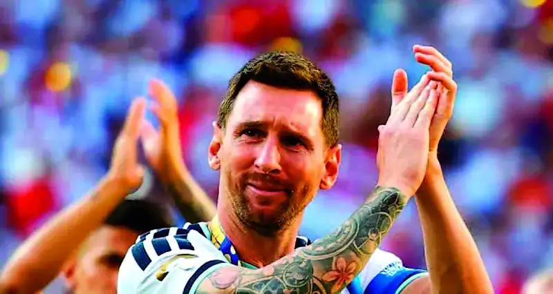 Lionel Messi applaudit le public.