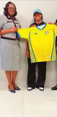 Charlène Meyong Menene et la présidente Denise Koa tiennent un maillot jaune de Lekié FF.