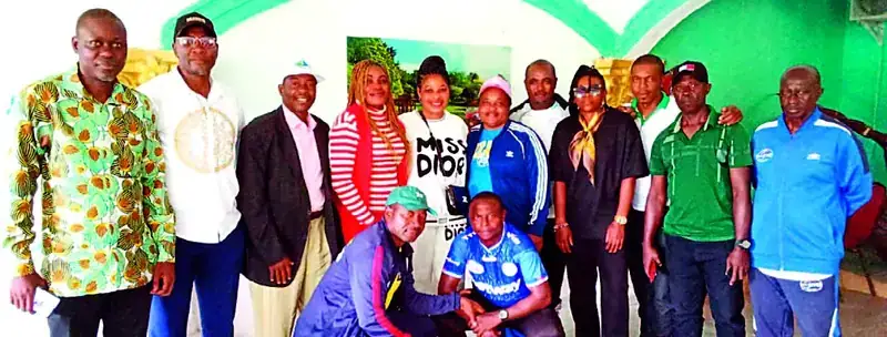 Entraîneurs, présidents de clubs et journalistes du football féminin réunis autour de Valentine Nguelé.