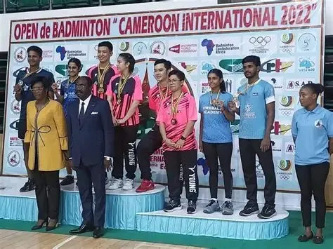 Odette Assembé Engoulou aux côtés des lauréats sur le podium de l’Open de badminton Cameroon International 2022.