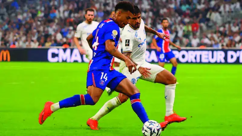 Un duel entre joueurs du Paris Saint-Germain et de l’Olympique de Marseille.