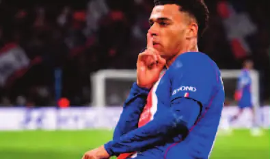 Un joueur du PSG célèbre un but, doigt sur la bouche.