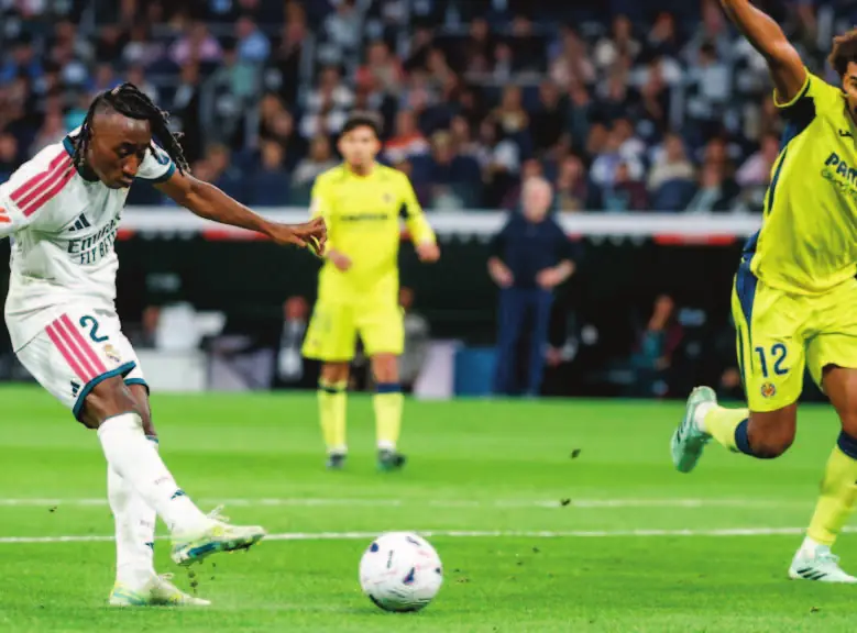 Yan Diomandé, maillot blanc du Real Madrid, frappe le ballon face à Villarreal.