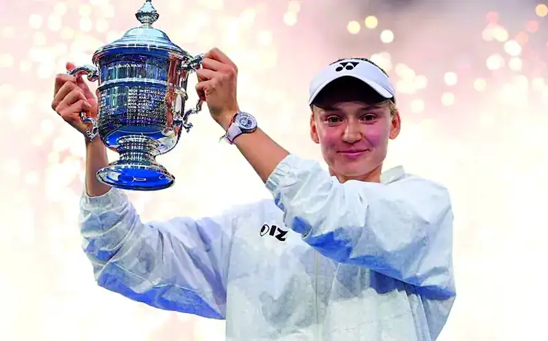 Elena Rybakina soulève son premier trophée à l'US Open et devient numéro 1 mondiale.