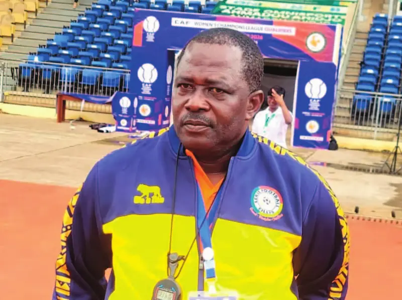 Stéphane Ndzana, entraîneur de Lekié FF, au bord d’un terrain.