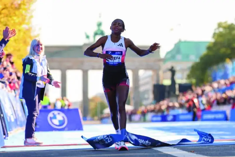 Tigst Assefa gagne à Berlin avec un tendon d’Achille rompu