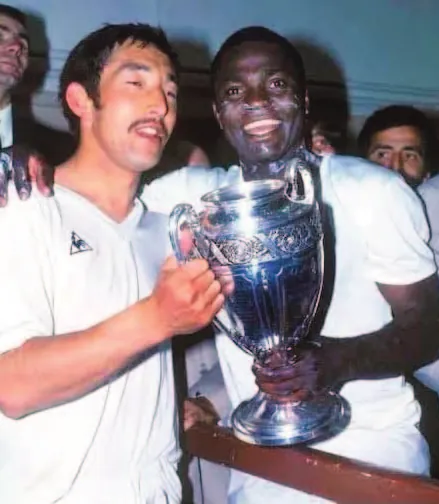 Joseph Yebga Maya, souriant, aux côtés d’un coéquipier tenant la Coupe de France.