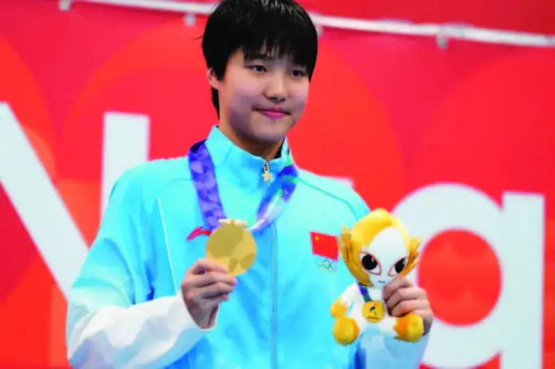 La nageuse chinoise Yu Zidi avec sa médaille d’or.